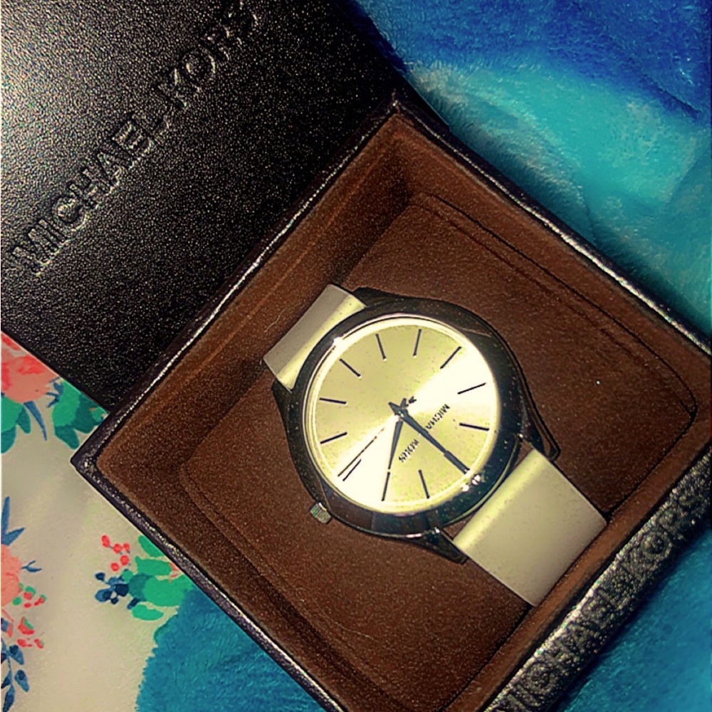 MICHEAL KORS WATCH. 100$ brand new condition never used adjustable size ⏱